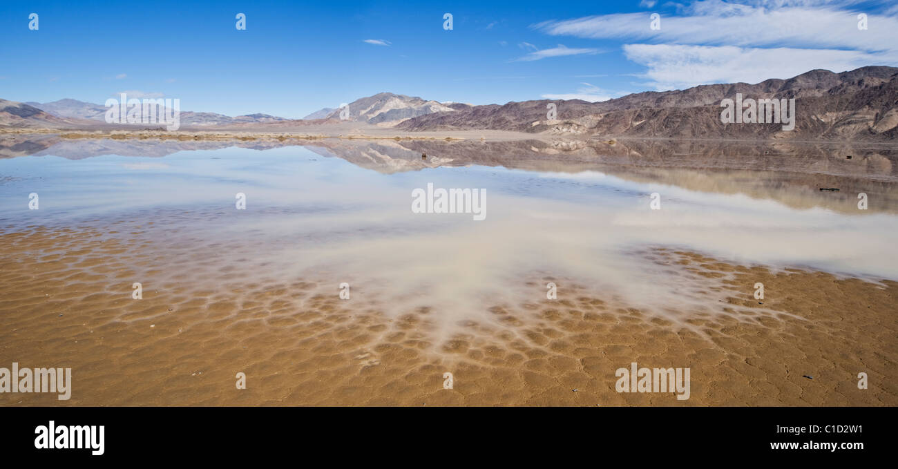 Über dem durchschnittlichen Winter schafft Regen kleinen See auf des Teufels Racetrack Playa, Death Valley Nationalpark, Kalifornien Stockfoto