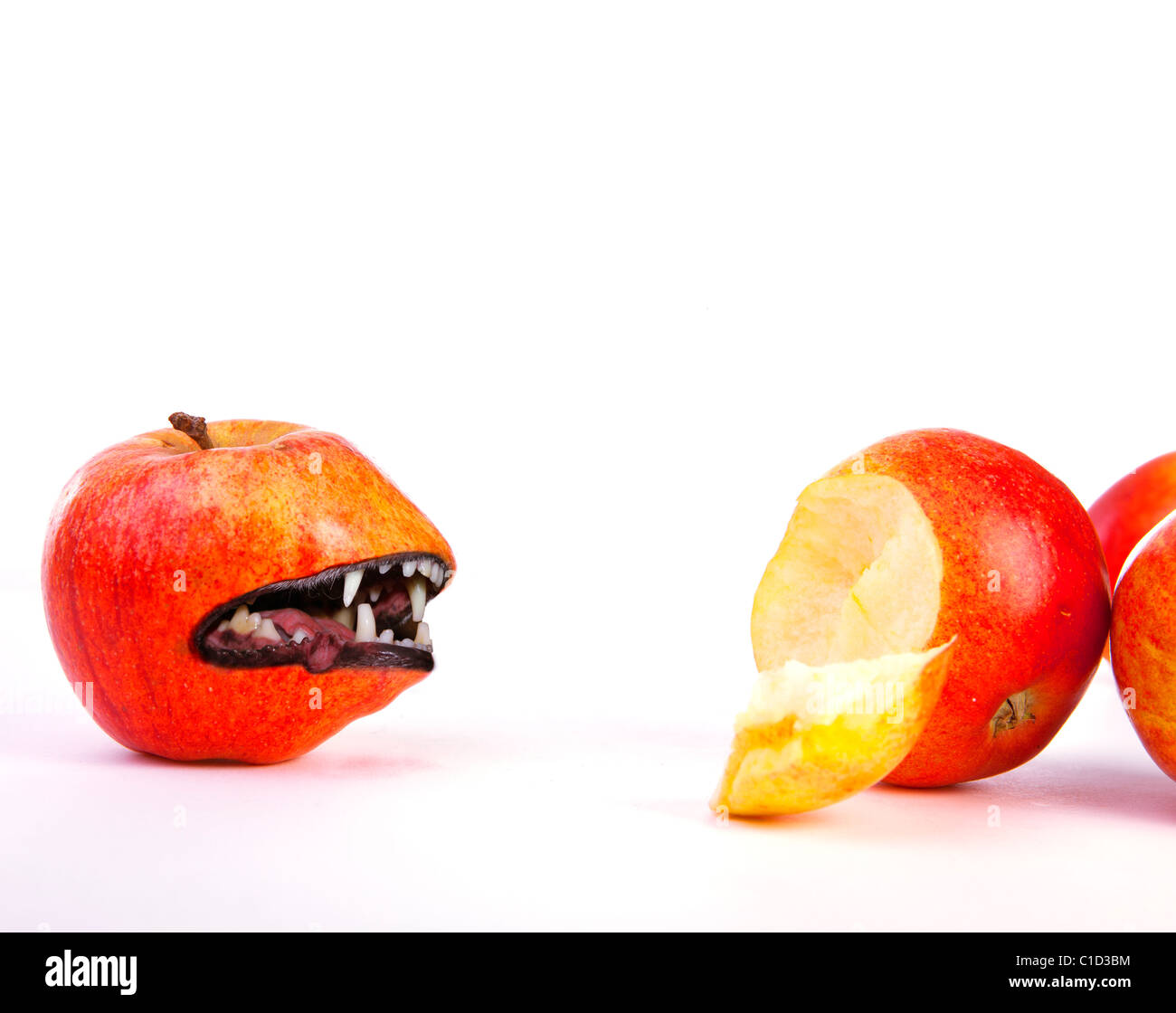 Apfel mit Zahn beißt ein anderes. Obst Kannibalismus! Stockfoto