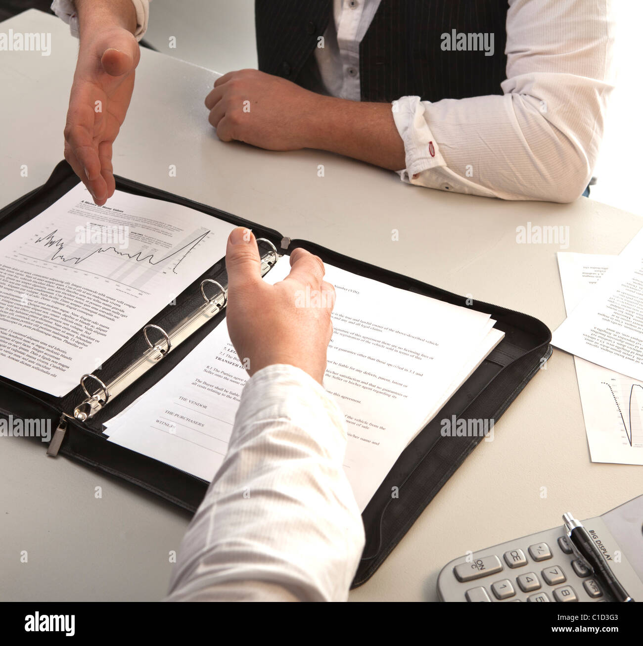 Geschäftsleute Händeschütteln über einen Schreibtisch Stockfoto