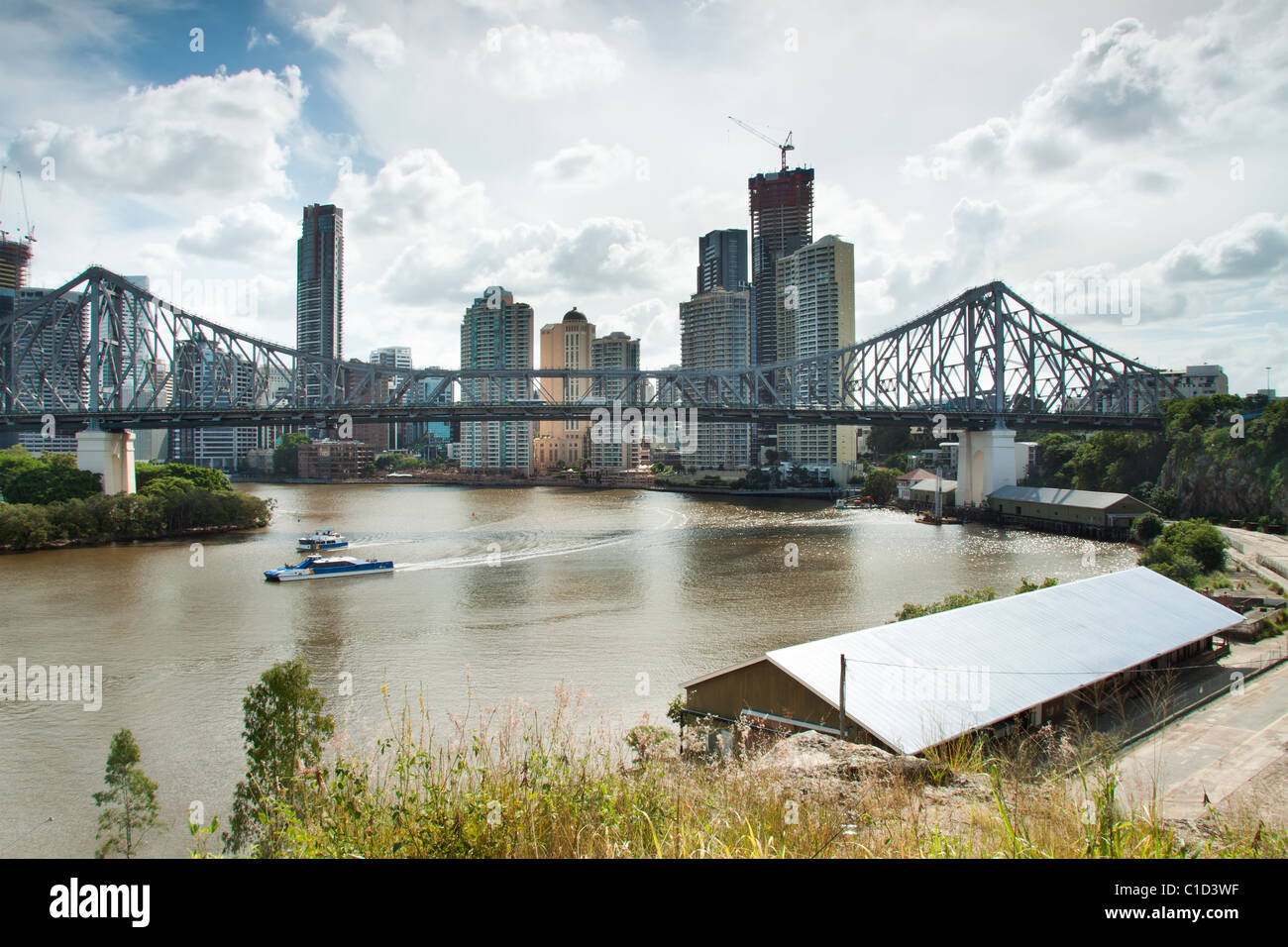Blick über die Stadt mit der großen Brücke im Vordergrund (Story-Brücke, Brisbane, Qld, Australien) Stockfoto