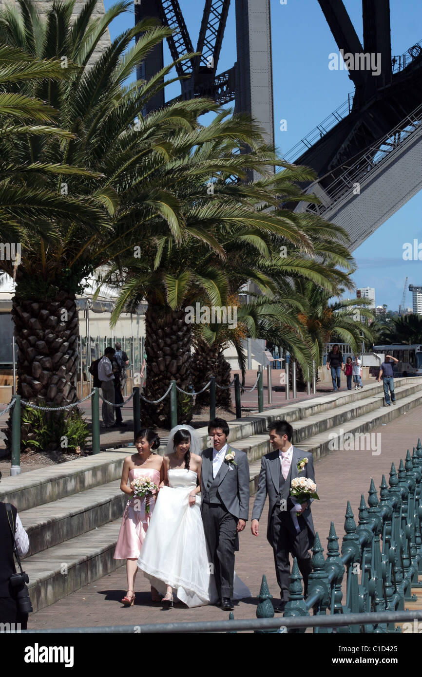 Asiatische Hochzeitsgesellschaft am Fuße des Sydney Harbour Bridge Walk haben ihre Fotos gemacht, NSW, Australien Stockfoto