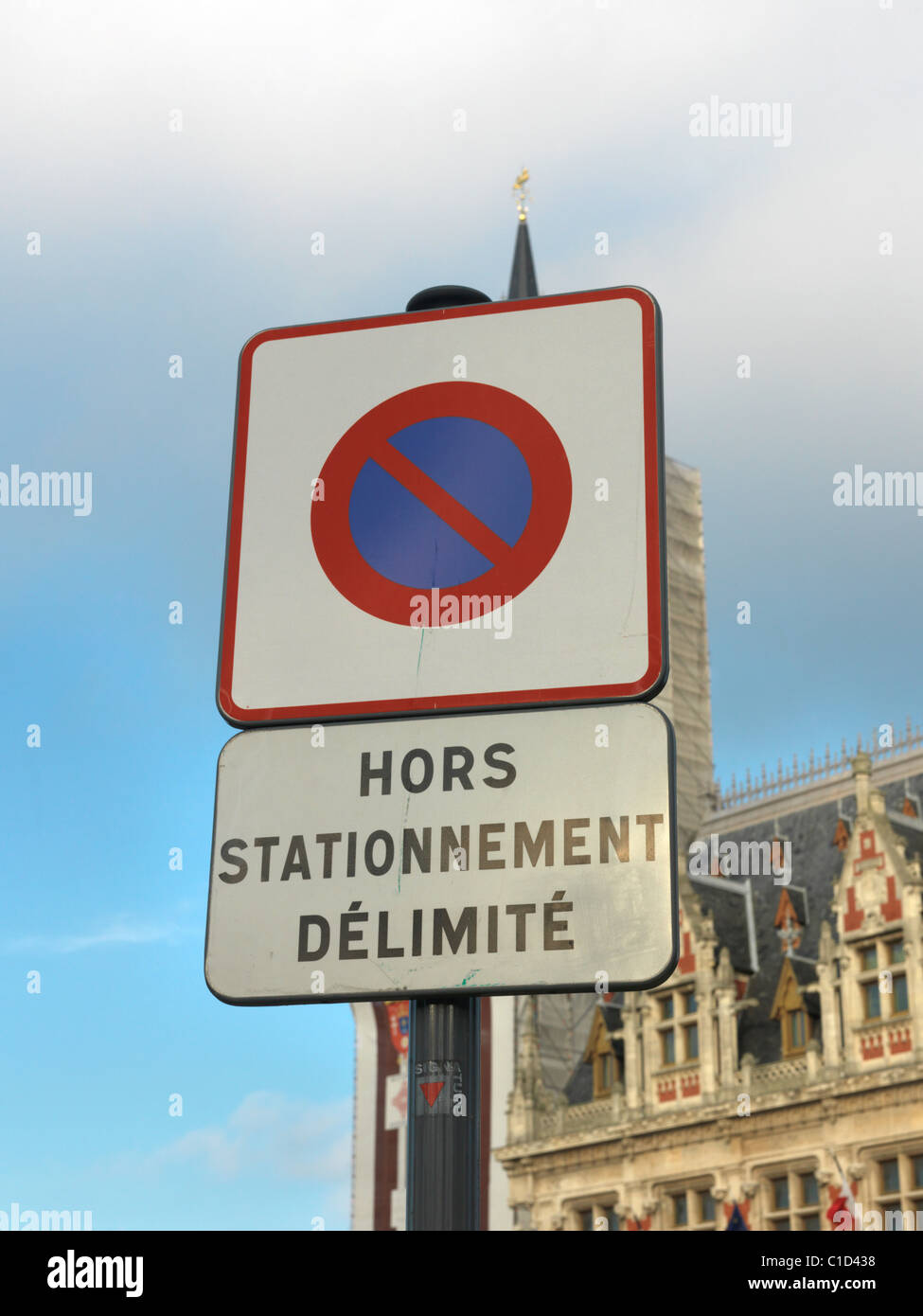 Calais Frankreich Zeichen Hors Stationnement Delimite (unbegrenzte Zeit anhalten) Stockfoto