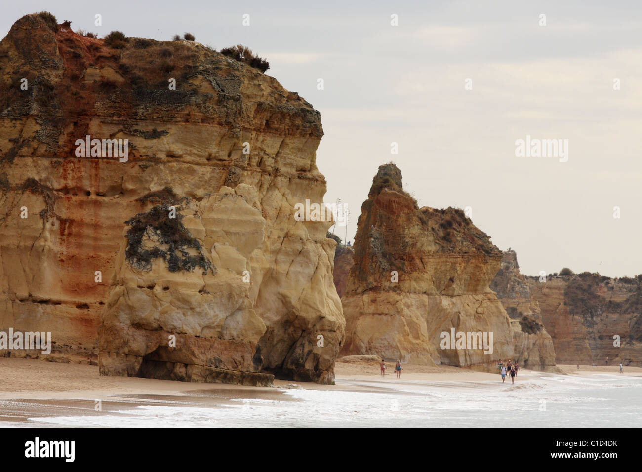 Felsen am Ufer des Atlantischen Ozeans. Praia da Rocha, Portimao, Algarve, PORTUGAL Stockfoto