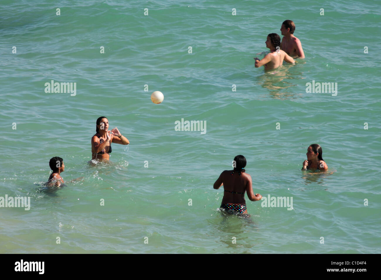 Eine Gruppe von Frauen spielen mit Boll im Wasser am Strand Praia da Rocha. Portimao, Algarve, PORTUGAL Stockfoto