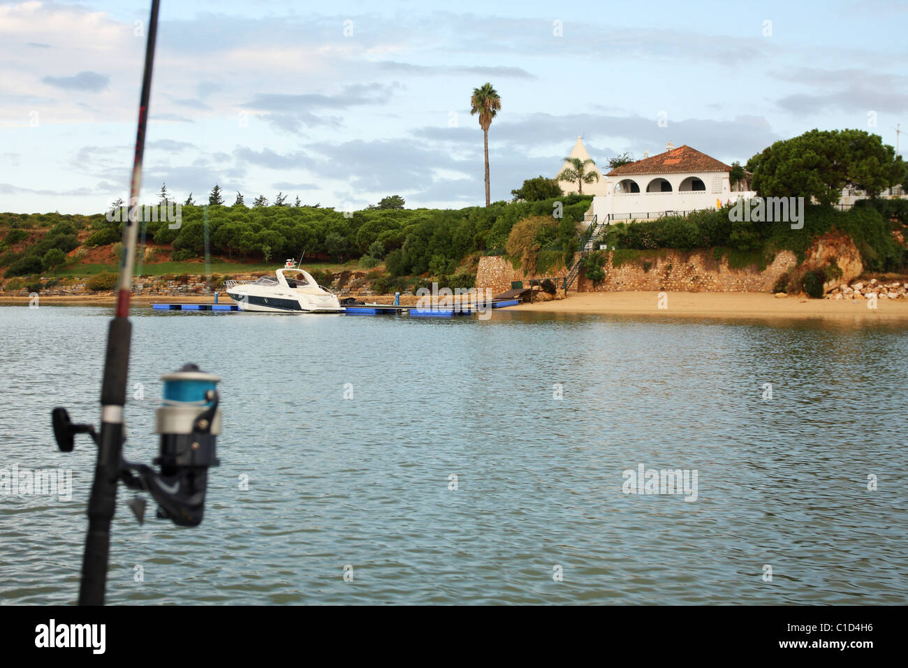 Leistungsstarke Boot ist private Villa unweit von Alvor an der Mündung des Flusses festgemacht. Alvor, Algarve, PORTUGAL Stockfoto