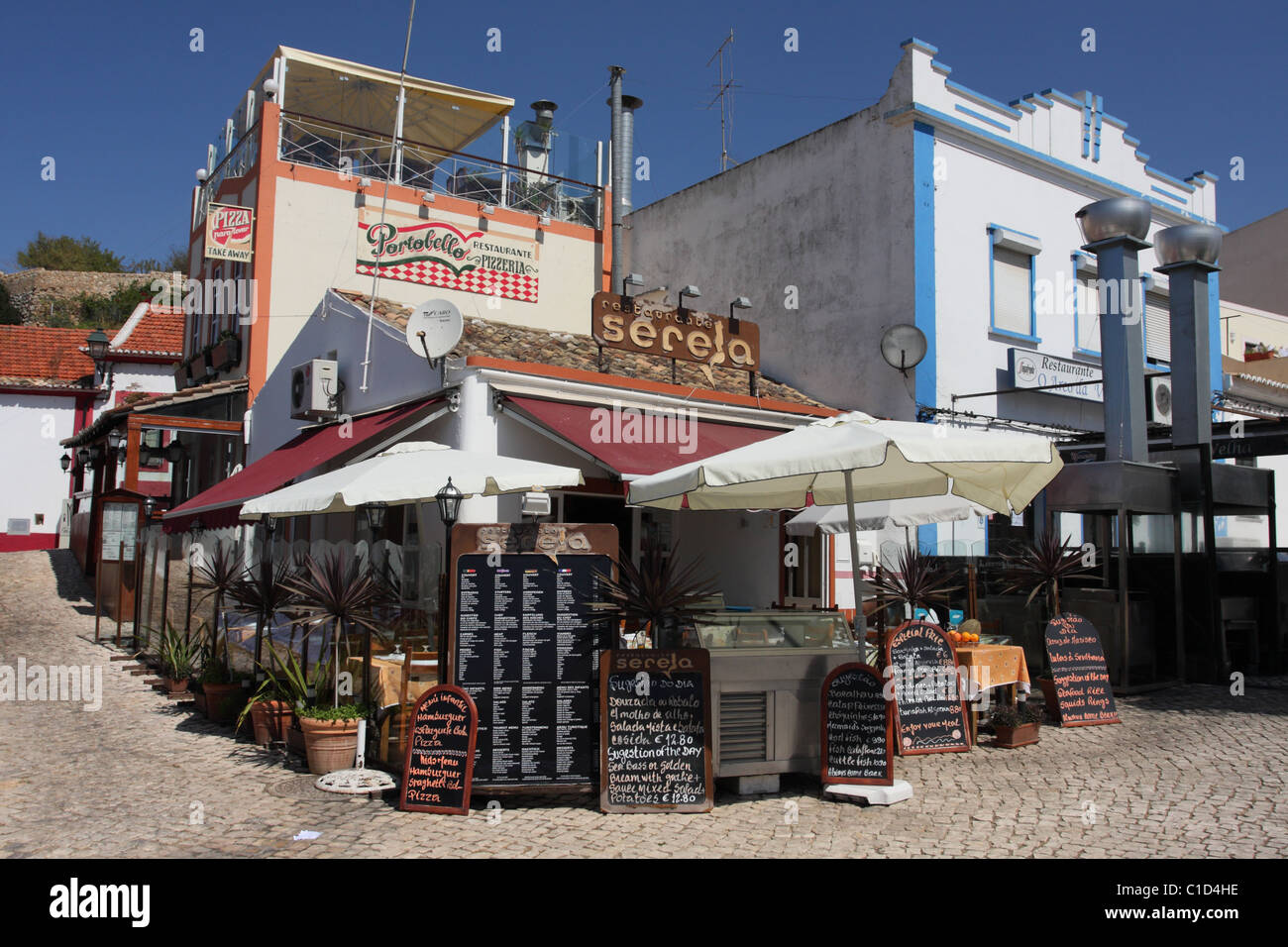 Eines der vielen Restaurants in den Straßen von Alvor, Algarve, PORTUGAL Stockfoto