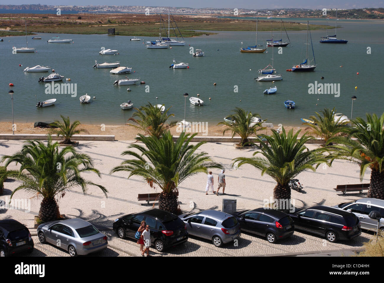 Allgemeine Ansicht der Bucht von Alvor, Algarve, PORTUGAL. Viele Yachten und Fischerboote auf dem Wasser. Stockfoto