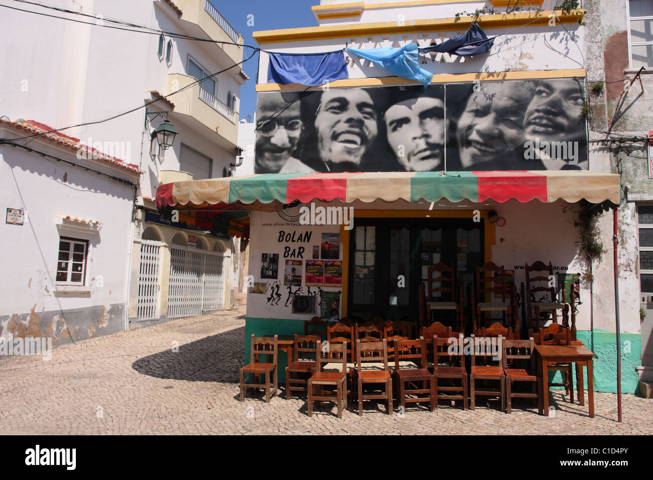 Bolan Bar in Alvor, Algarve, PORTUGAL. Bei die Gestaltung der Bar verwendet Poster von berühmten Persönlichkeiten Stockfoto