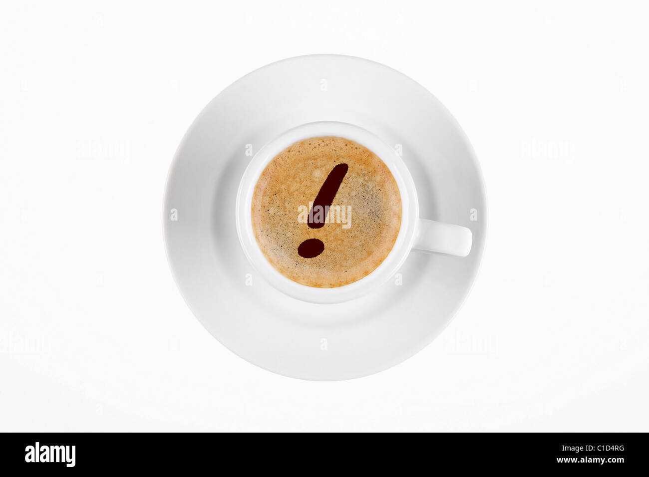 digitale Verbesserung - Clipart-Bild - Ausrufezeichen Mark Zeichen geschrieben am Café Crema Kaffee Schaum Stockfoto