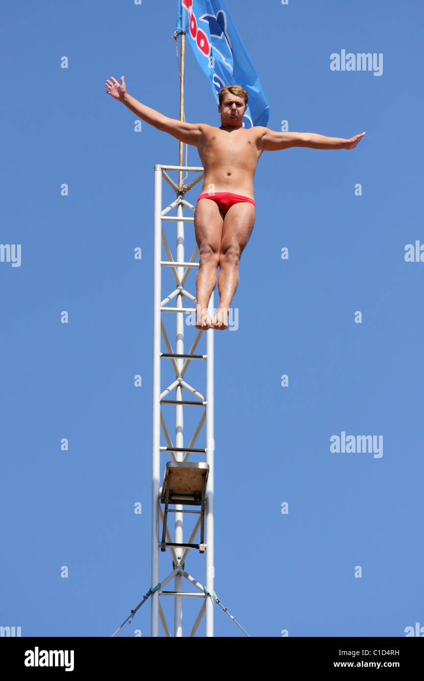 Das Adrenalin erreicht sein Maximum in einem steilen Sturzflug über 26 Meter hoch. Die AquaLocos zeigen.  Zoomarine, Algarve, PORTUGAL Stockfoto