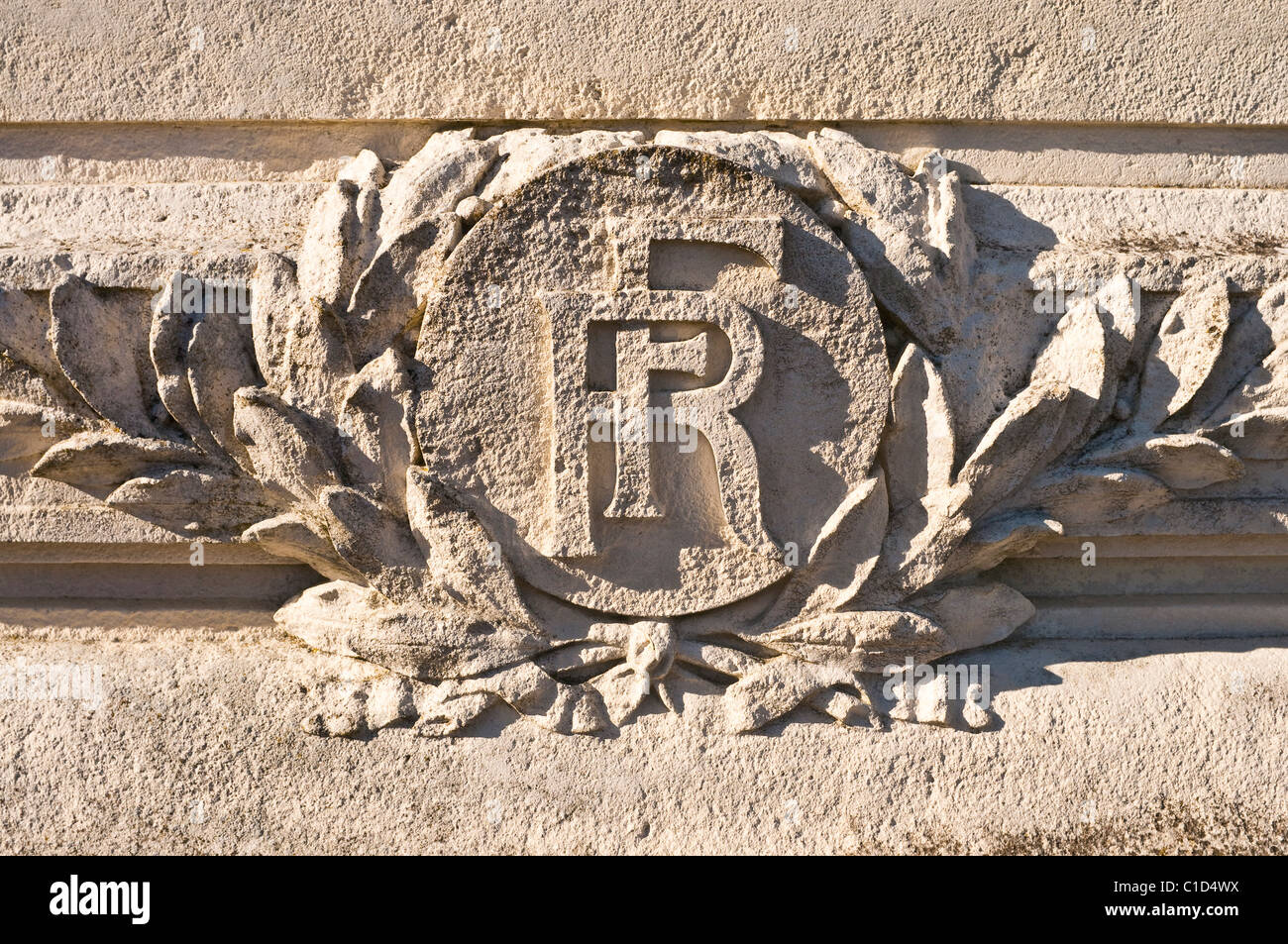 RF / Republique Francaise Steinbildhauen am Kriegerdenkmal - Frankreich. Stockfoto