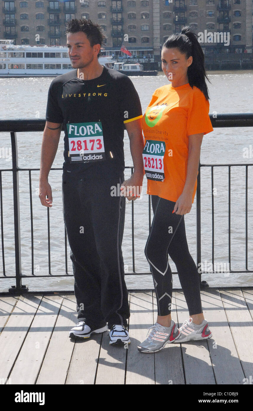 Peter Andre und Katie Price Alias Jordan ein Fototermin für 2009 Flora London-Marathon außerhalb der Tower Hotel in London zu besuchen, Stockfoto