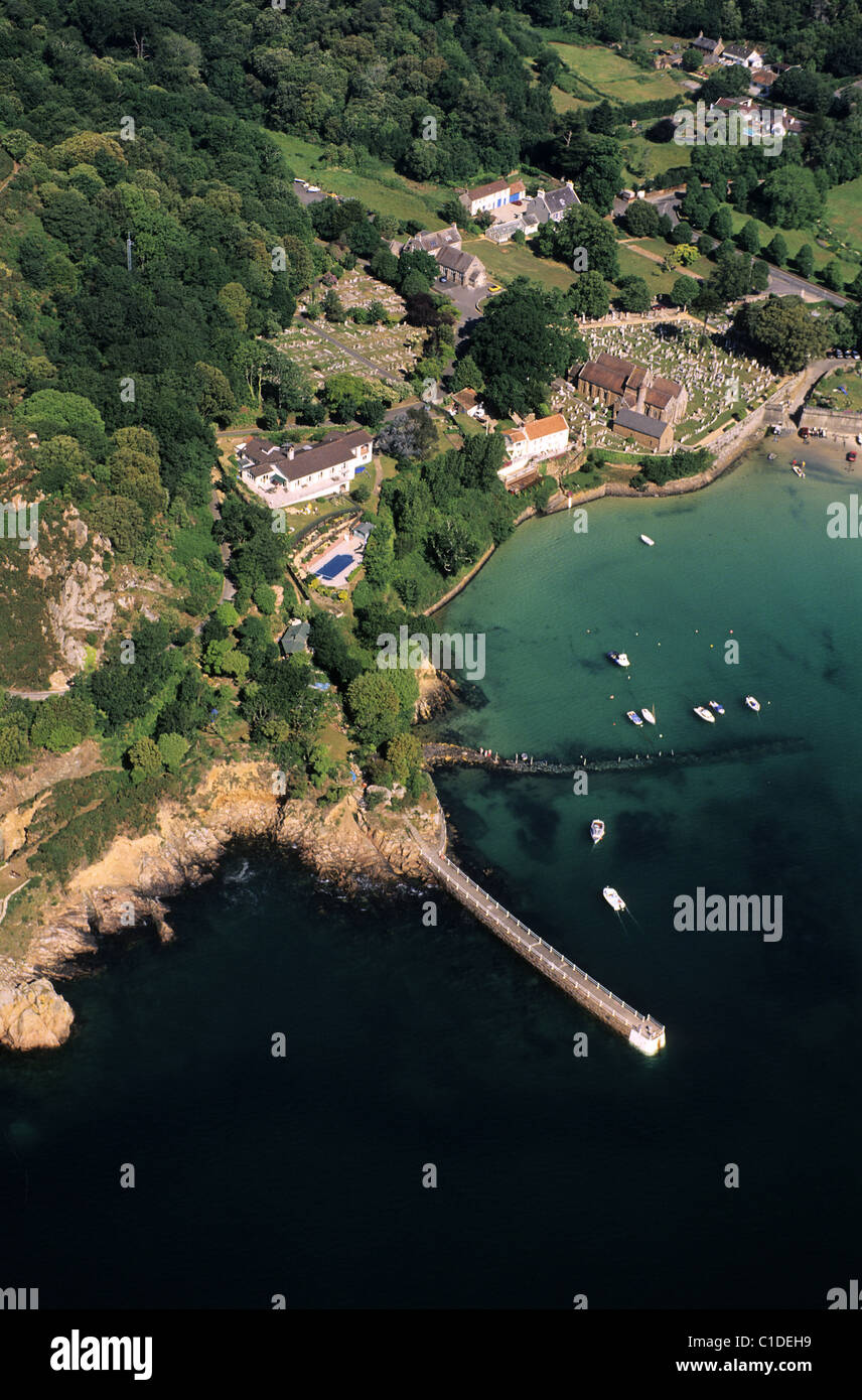 Vereinigtes Königreich, Kanalinseln, Jersey-Insel, Pfarrkirche St. Brelade und Fischers Kapelle (Luftbild) Stockfoto