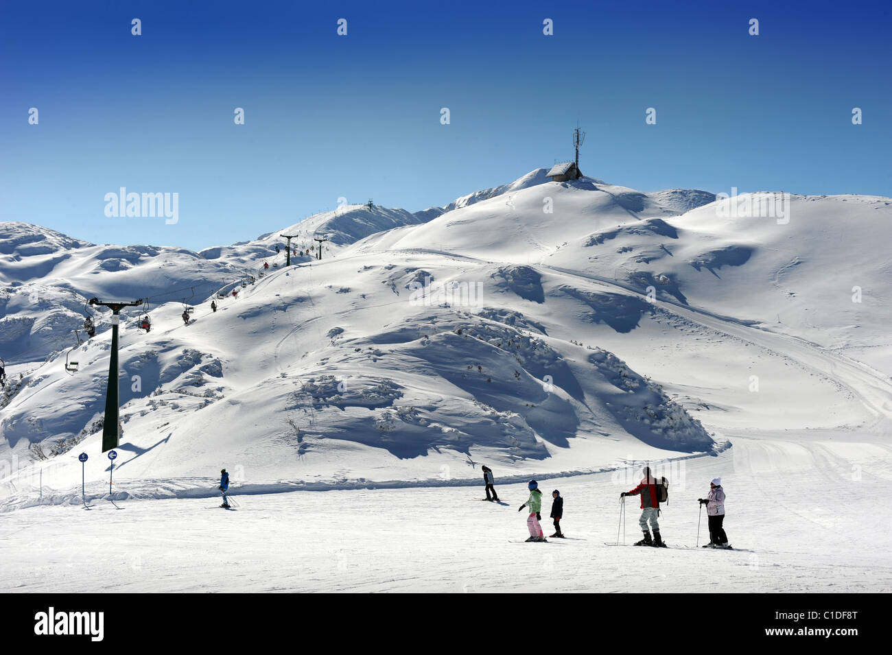 Skifahrer auf dem Skizentrum Vogel-Plateau in der Nähe von Sesselbahnen im slowenischen Triglav Nationalpark Stockfoto