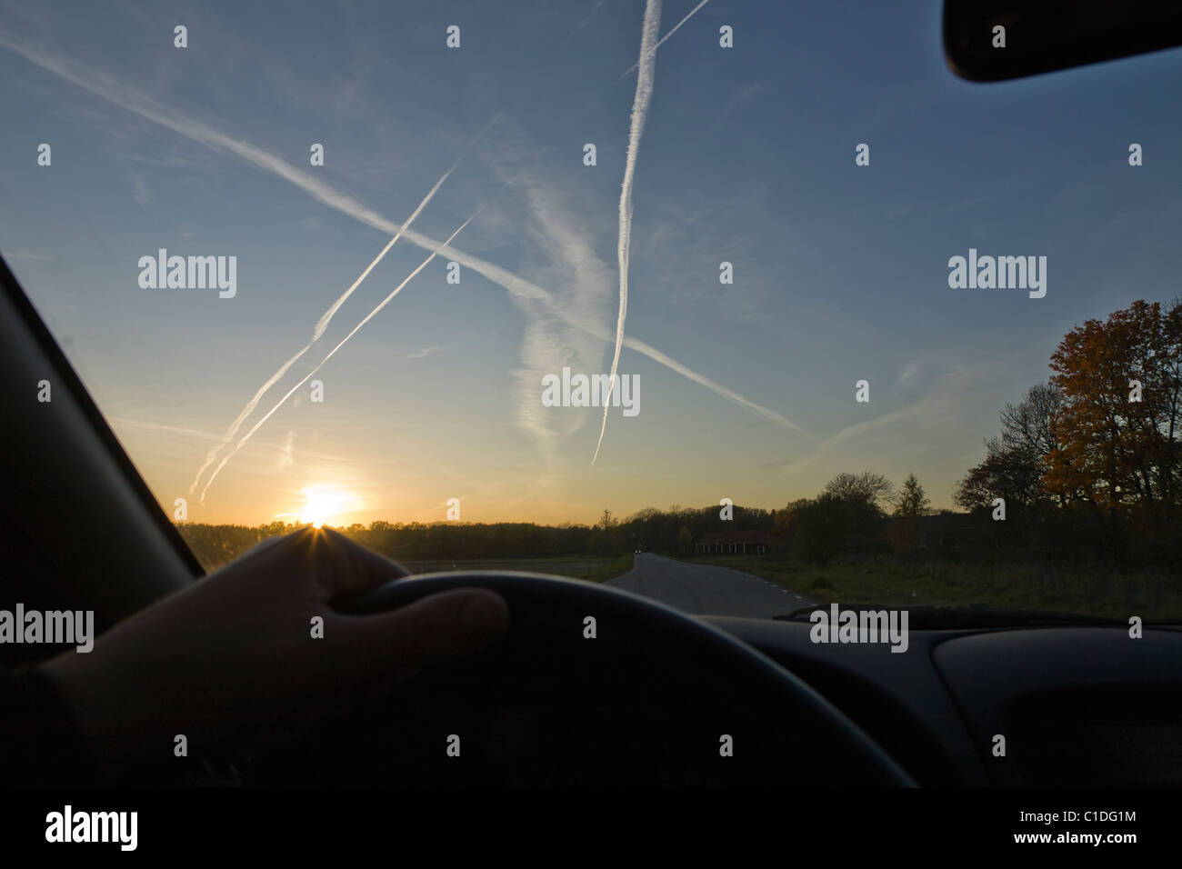 Drivining in Richtung der untergehenden Sonne. Stockfoto