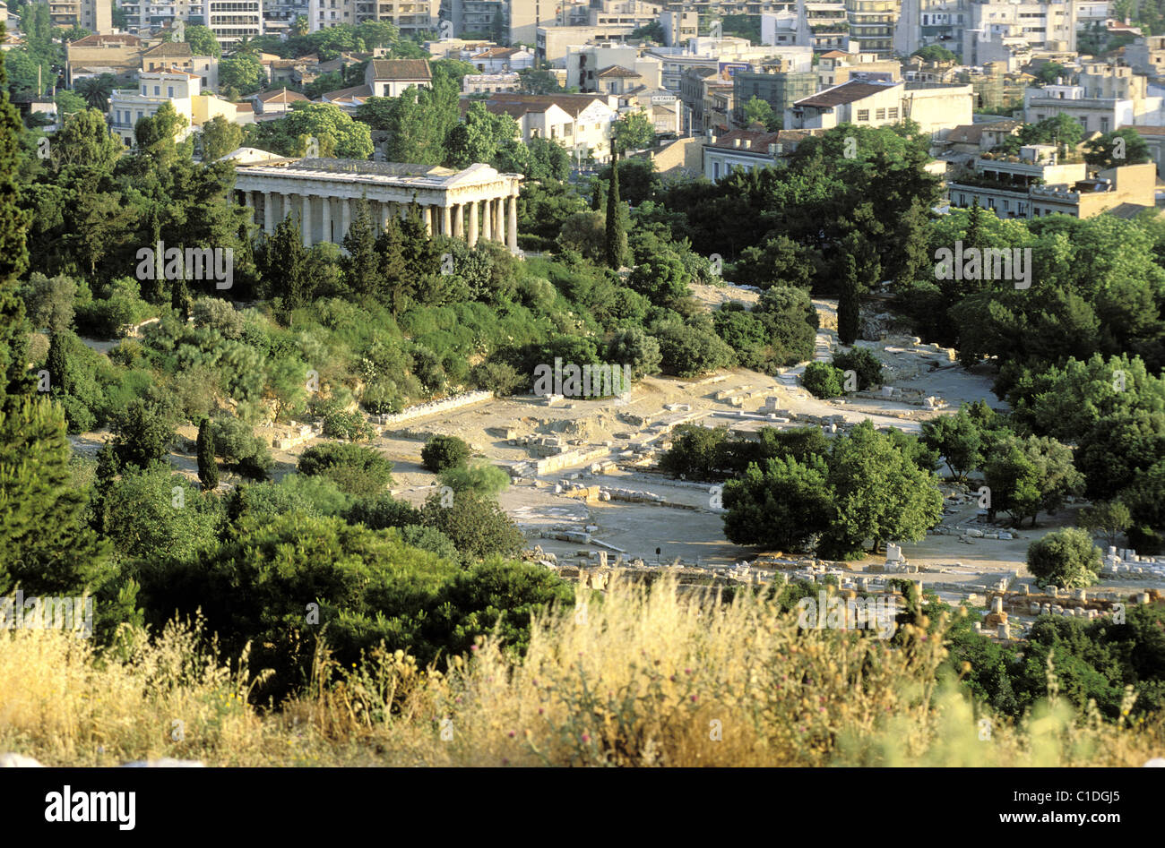 Griechenland, Athen, die Theseion (5. Jahrhundert v. Chr. dorische Tempel) und der Agora im Vordergrund Stockfoto