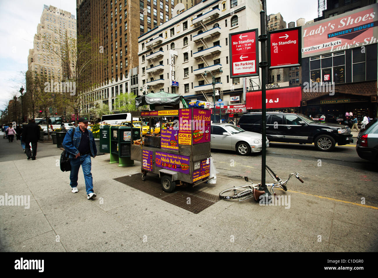 Eine Straße Anbieter Warenkorb in Manhattan NewYork verkaufte Brezeln und Hot dogs Stockfoto