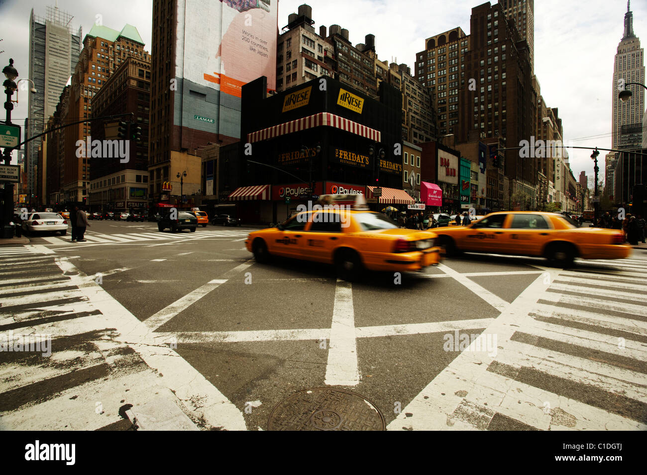 Gelbes Taxi Taxis fahren rund um New York City Manhattan Stockfoto