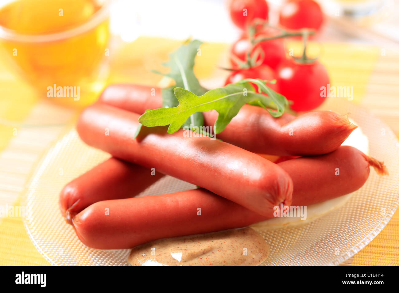 Frühstück mit gekochten Würstchen mit Senf und Tomaten Stockfoto