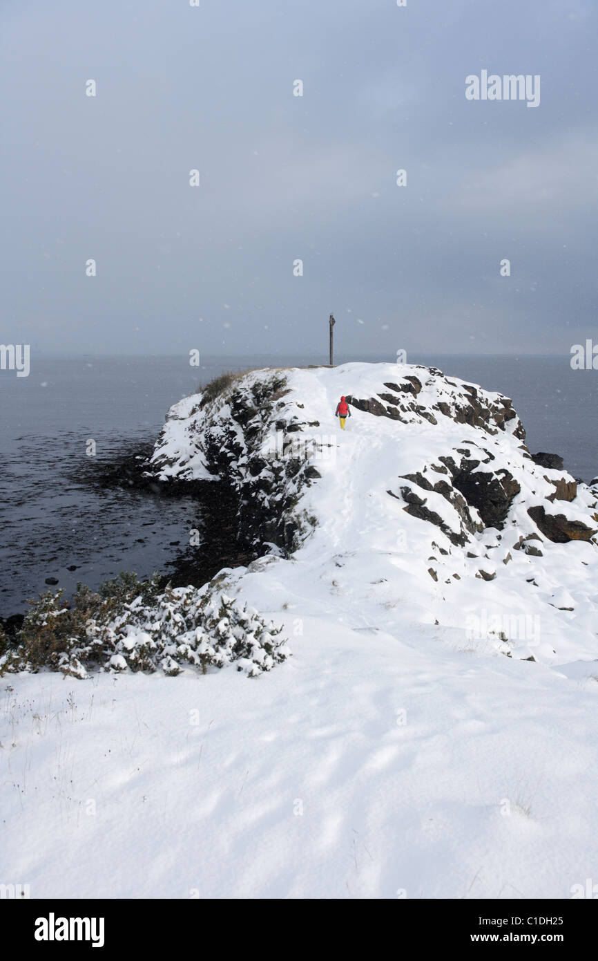 Eine Person, die zu Fuß aus Downing Punkt, Dalgety Bay Fife. Stockfoto
