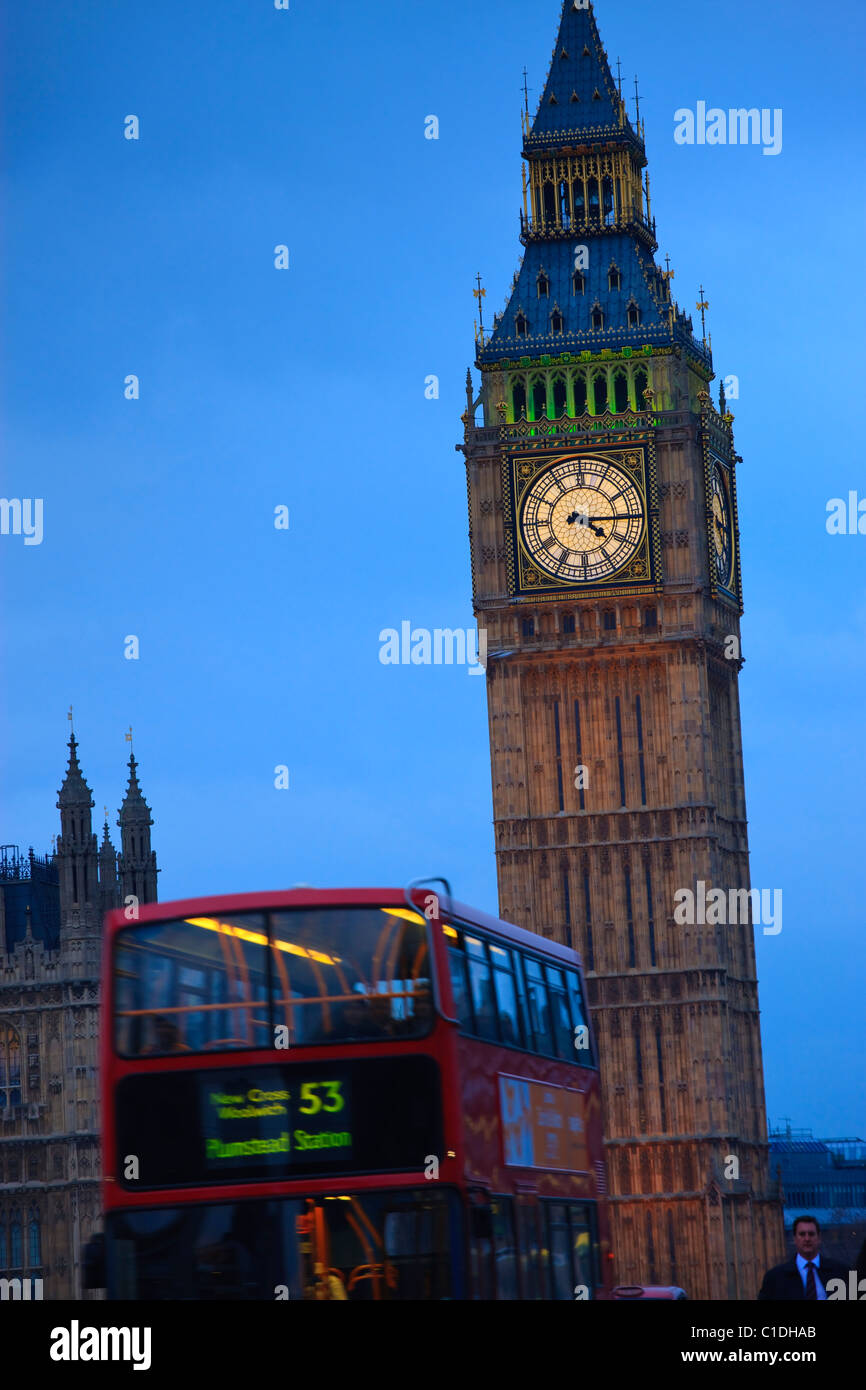 Big Ben und London Red Bus Westminster London England UK im Abendlicht Stockfoto