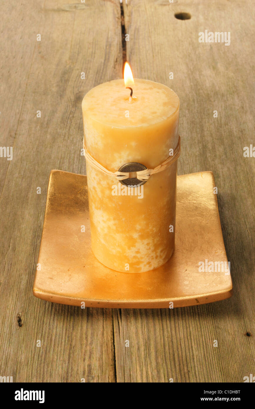 Gelbe Feng Shui Kerze auf rustikalen Holz Stockfoto