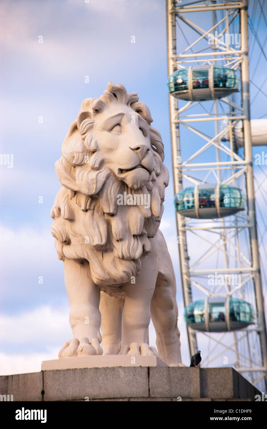 Das Südufer Löwe mit British Airways London Eye Westminster London England Stockfoto