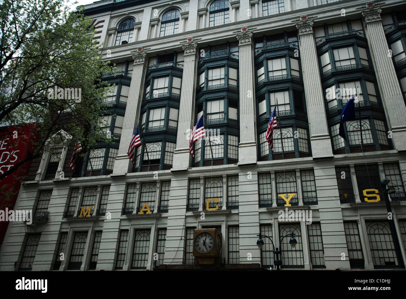 Die Vorderseite des Kaufhauses Macy's in Manhattan mit US-Flaggen draußen fliegen. Stockfoto