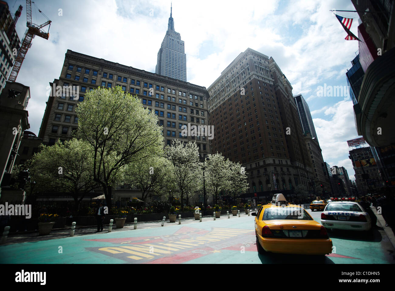Ein New York yellow Cab zieht in Midtown Verkehr in Manhattan, New York unter hohen Gebäuden Stockfoto