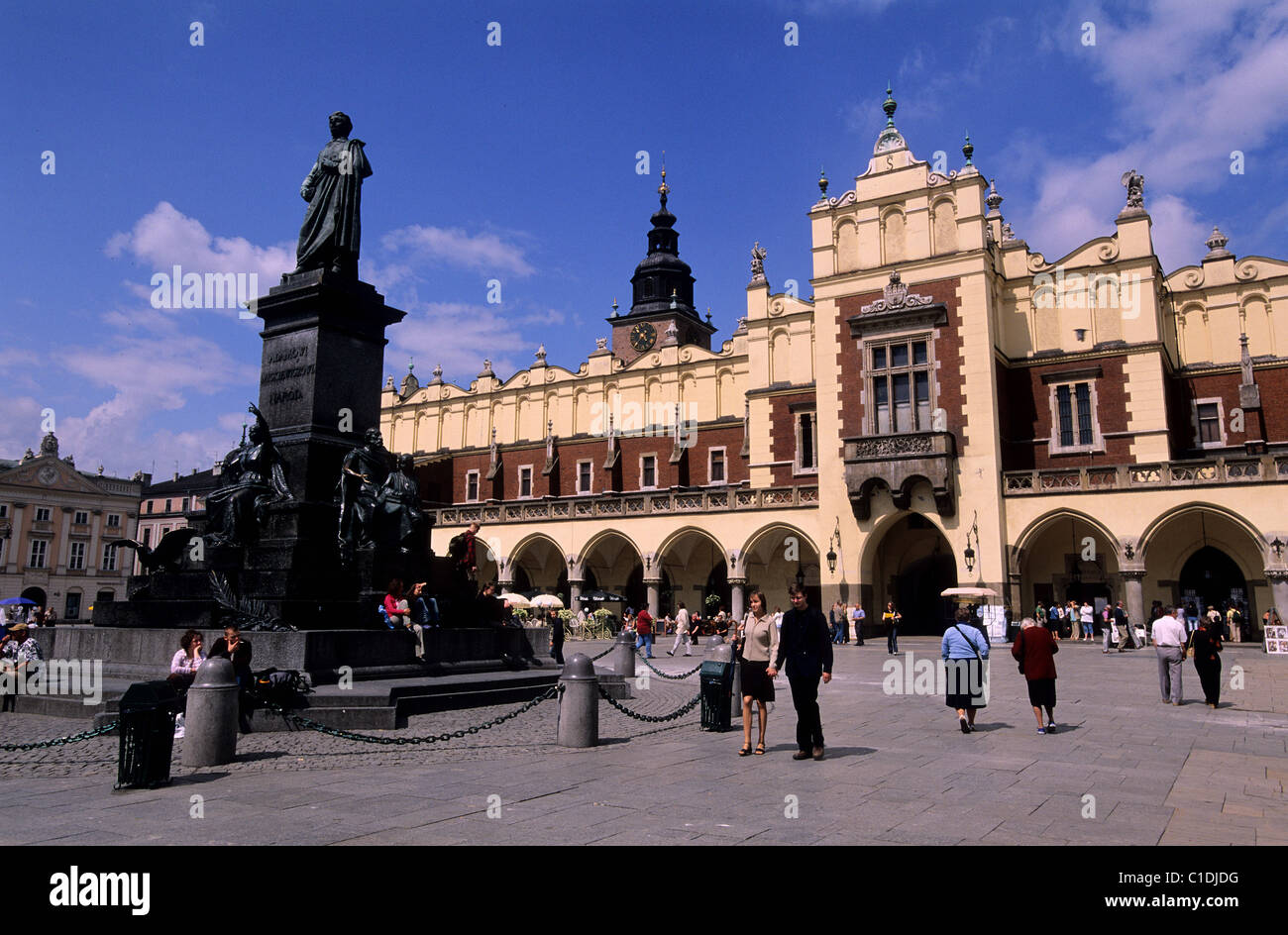 Kleinpolen Polen Region Krakau Altstadt (Stare Miasto) die Sukiennice (Tuchhallen) auf dem Markt quadratische & die Statue des Stockfoto