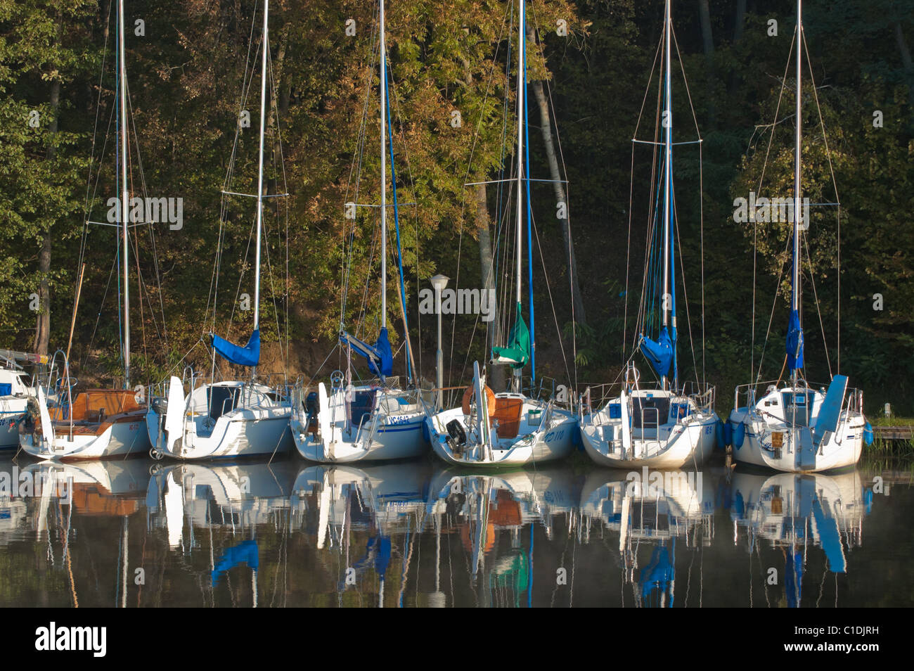 Nur wenige Yachten ankern auf See (Masuren) in Polen Stockfoto