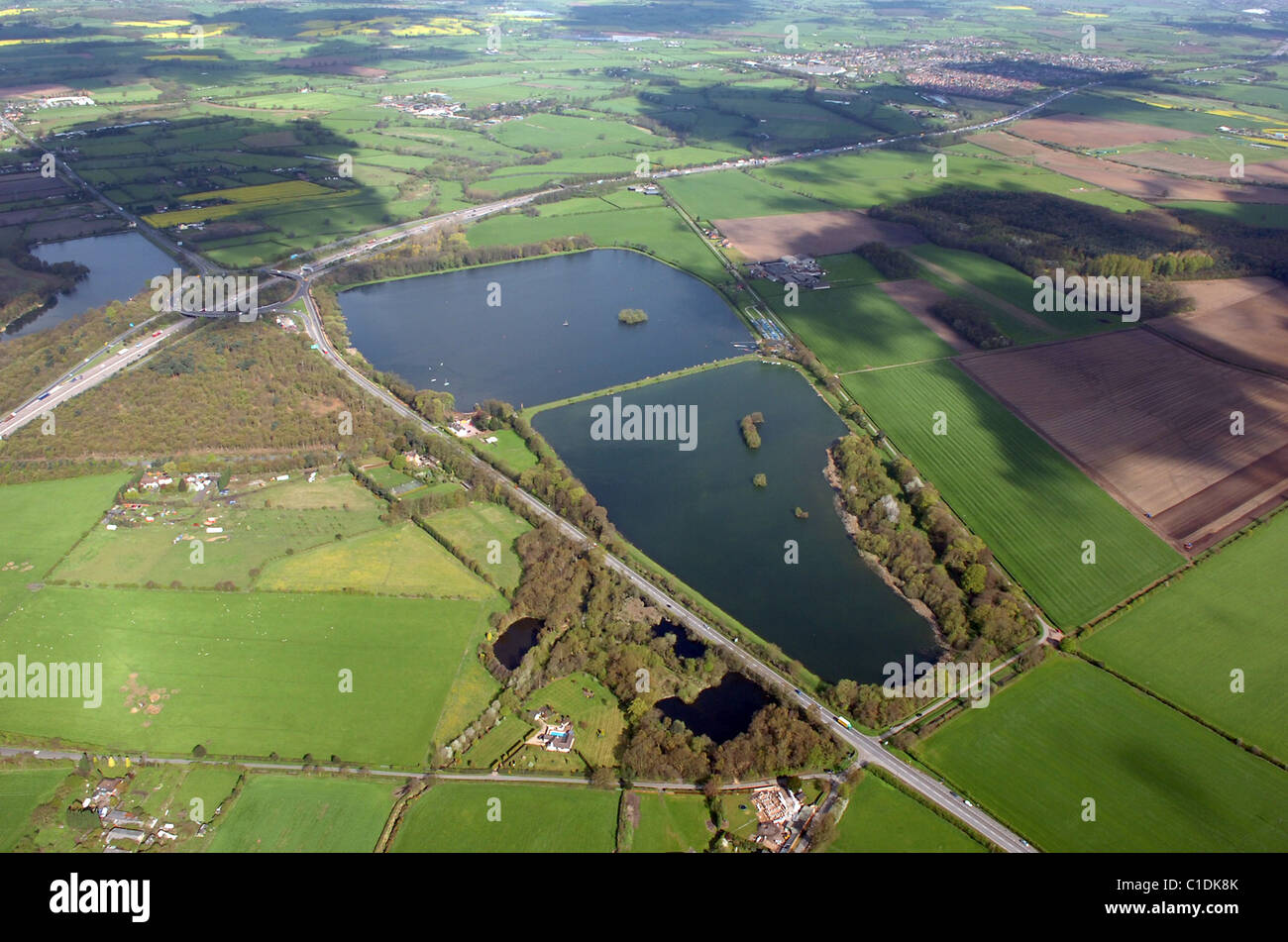 Eine Luftaufnahme des Kalbes Heide Reservoir auf der linken Seite und Gailey obere und untere Stauseen (Mitte) mit M6 Autobahn Gailey Uk Stockfoto