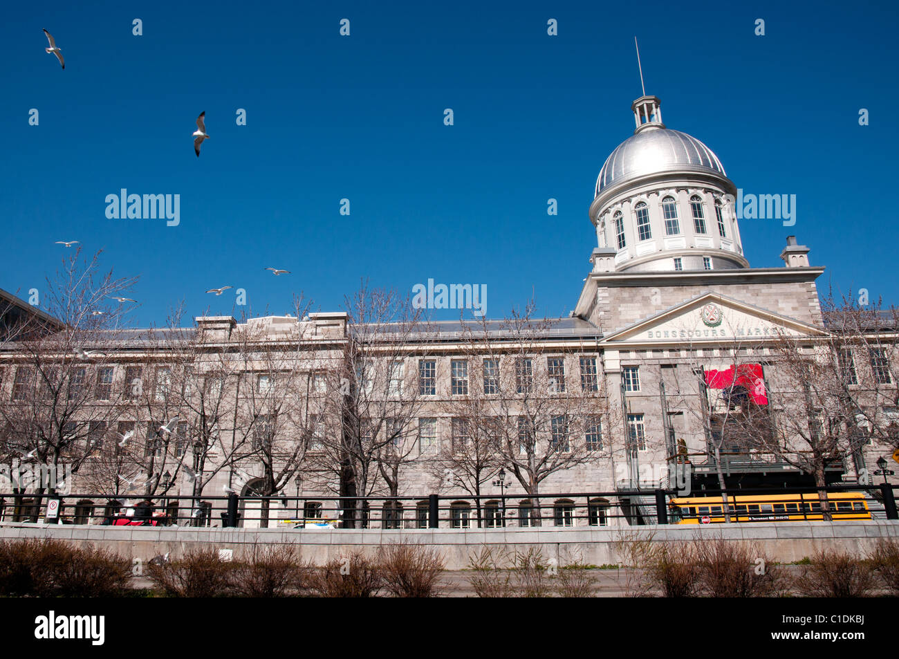 Ein Schulbus kommt bei Bonsecours Markt; ein historisches Gebäude in Montreal (Quebec, Kanada) Stockfoto