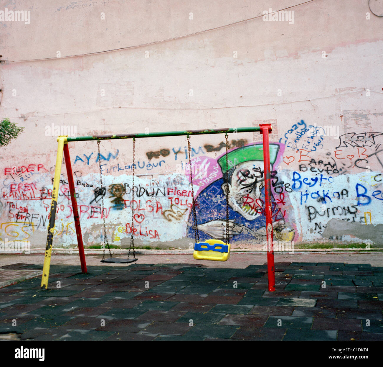 Dokumentarische Fotografie - Graffiti in den städtischen Spielplatz in Sultanahmet in Istanbul in der Türkei im Nahen Osten Asien. Reportage Stille Stockfoto