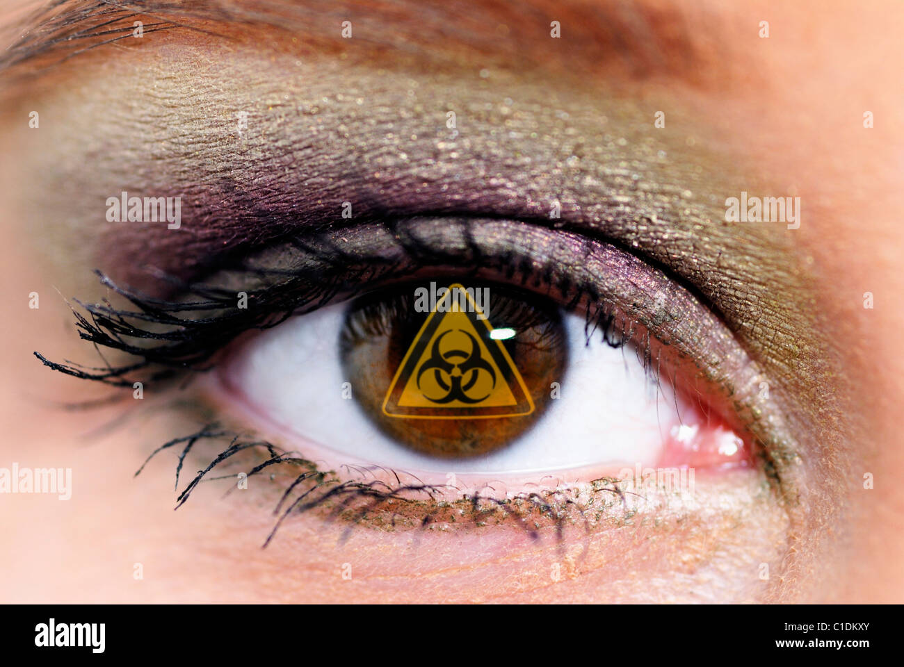 Frau Auge mit Bio-Hazard-Schild braun Stockfoto Frau Auge mit Bio-Hazard-Schild braun Stockfoto
