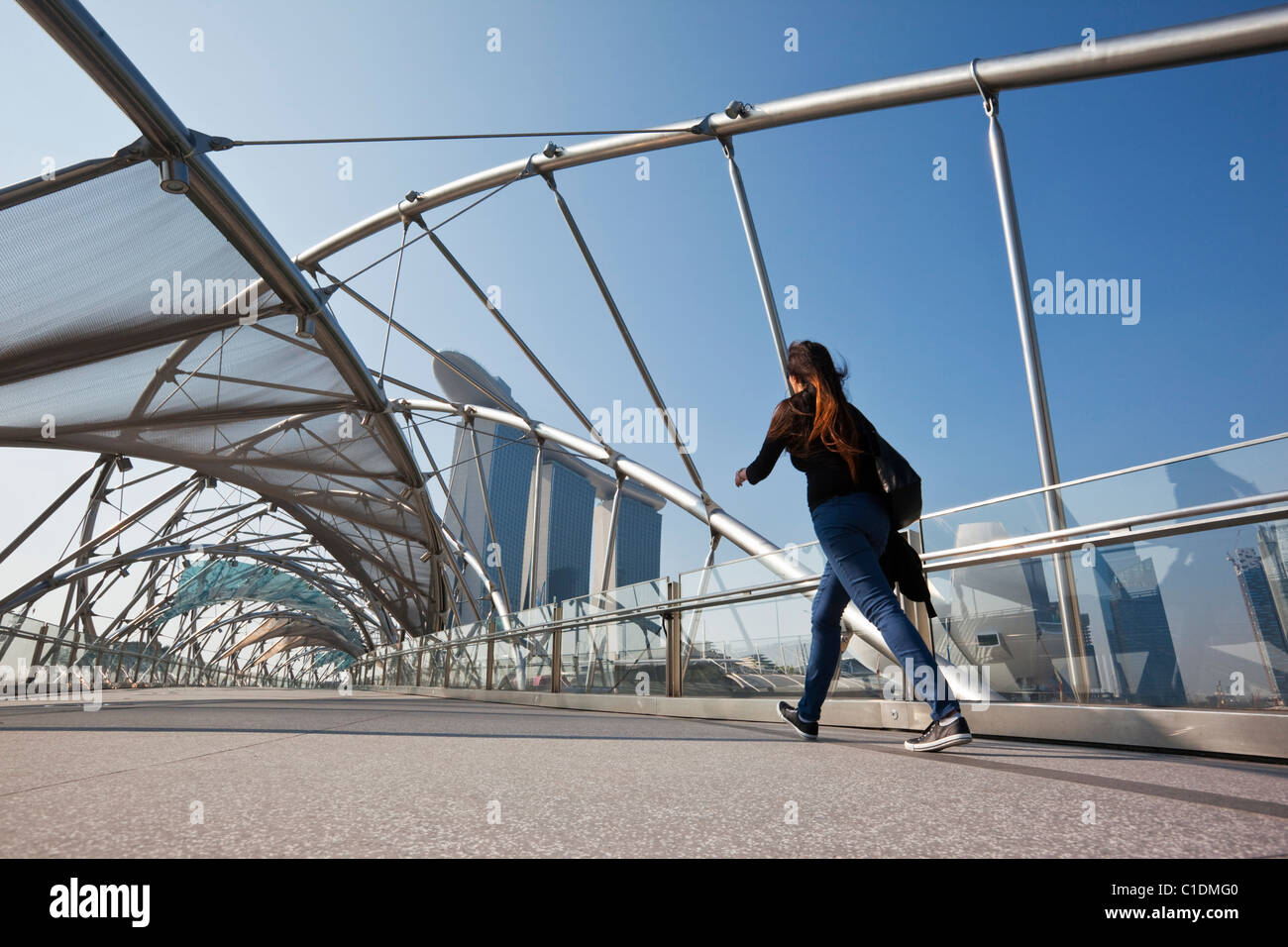 Frau der Helix-Brücke an der Marina Bay Sands Singapore.  Marina Bay, Singapur Stockfoto