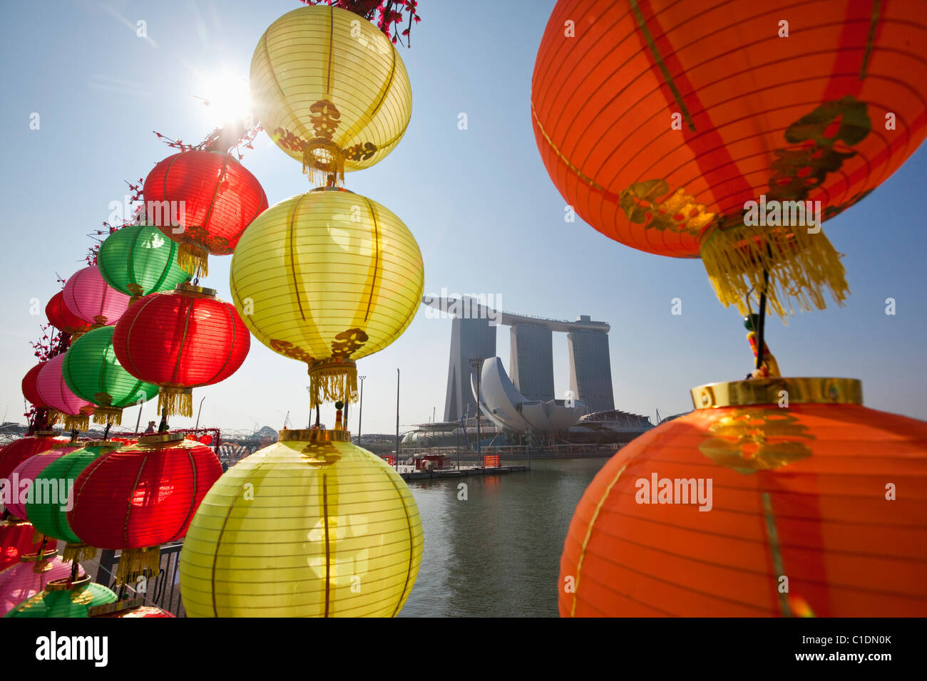 Das Marina Bay Sands Singapur betrachtet durch Chinese New Year Dekorationen.  Marina Bay, Singapur Stockfoto