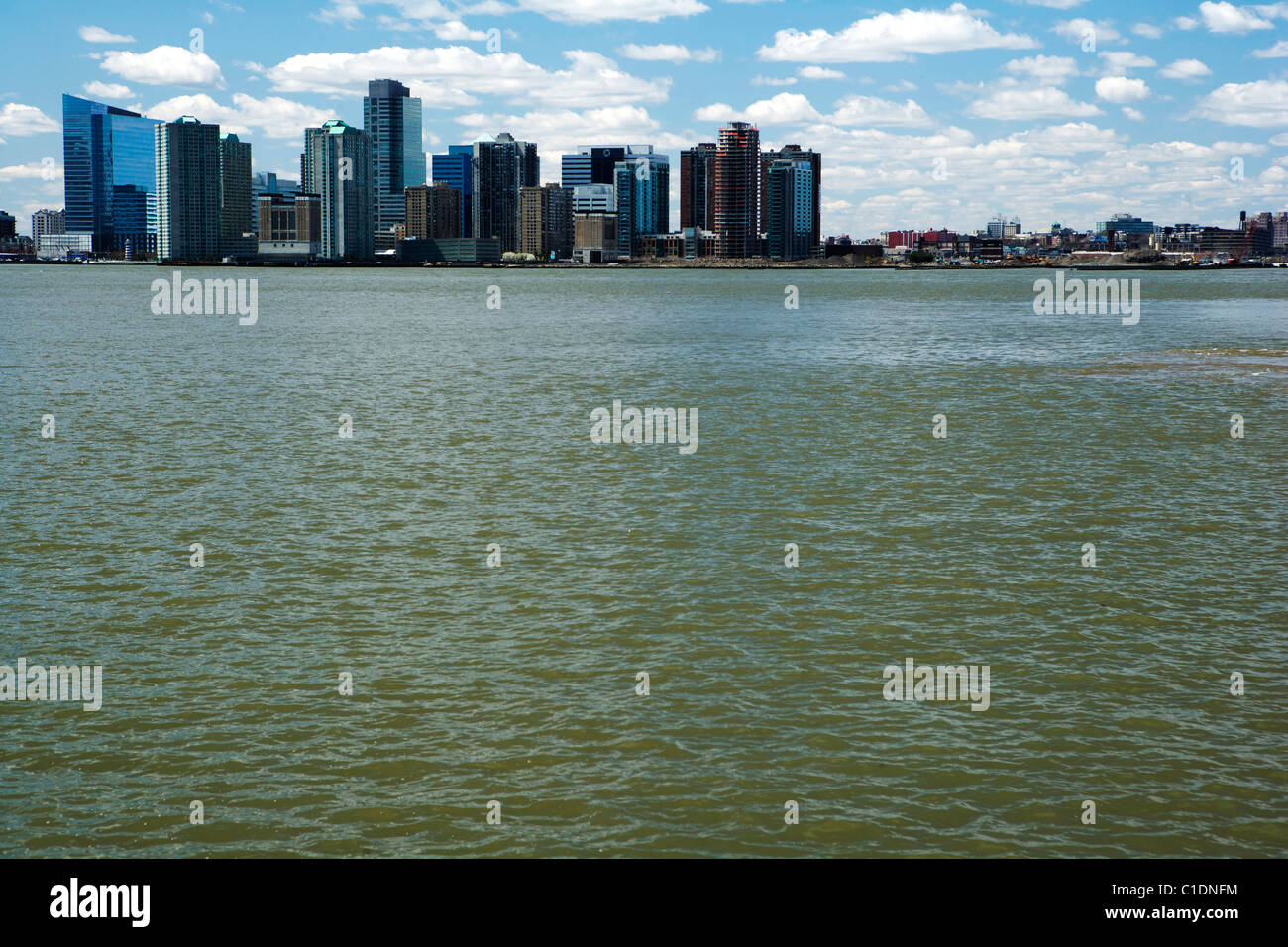 Die Skyline von New York und den Hudson River im Vordergrund Stockfoto