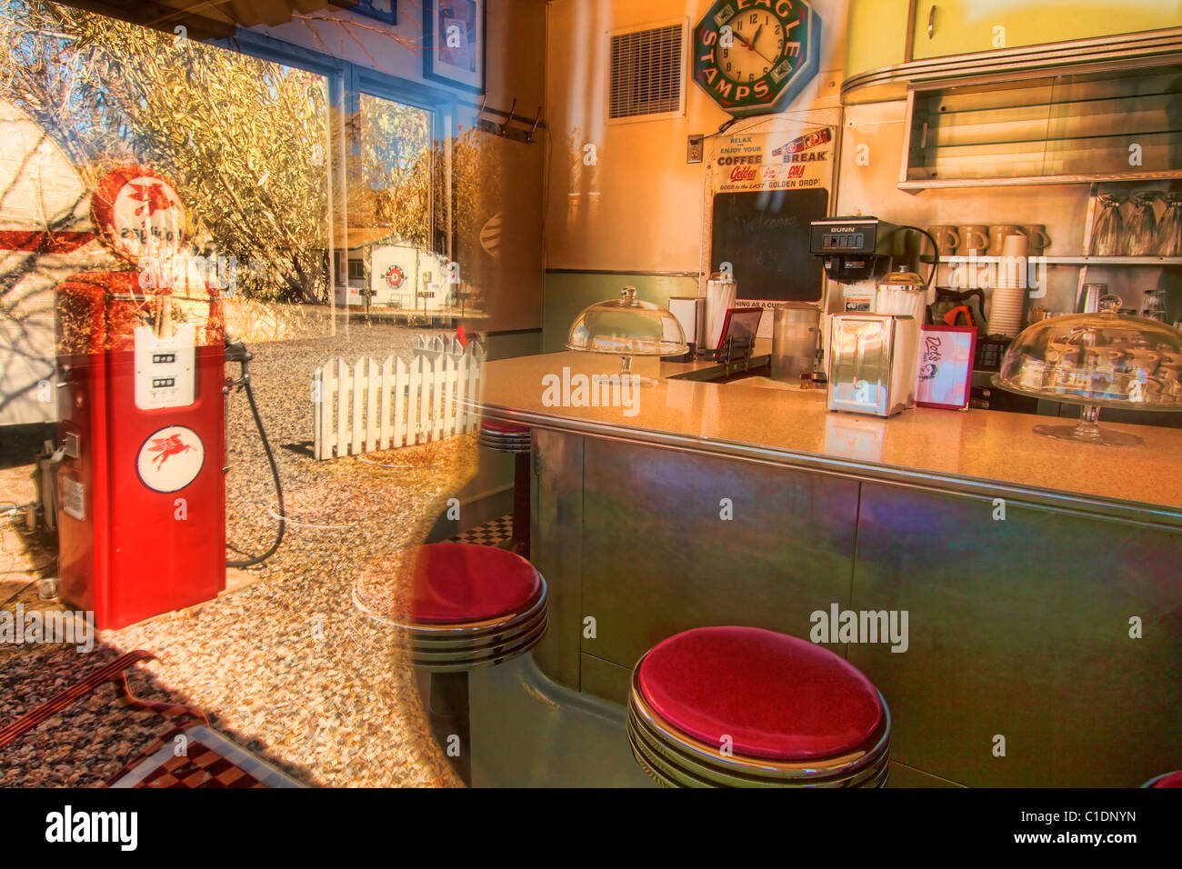 Alten Diner Interieur mit äußere Reflexion Stockfoto