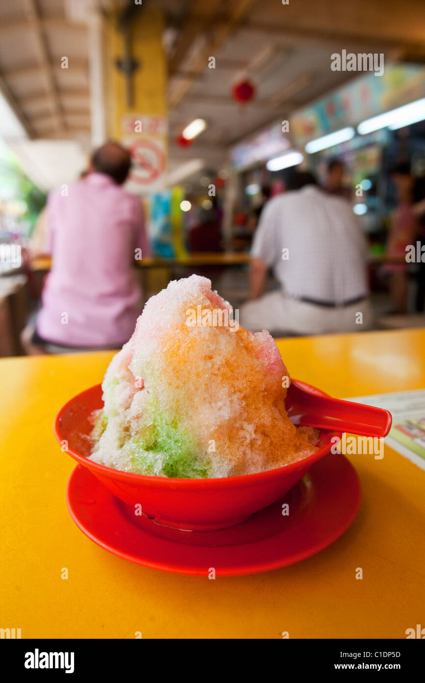 Ais Kacang oder Ice Kacang - ein beliebtes rasiert Eis Dessert, Singapur Stockfoto