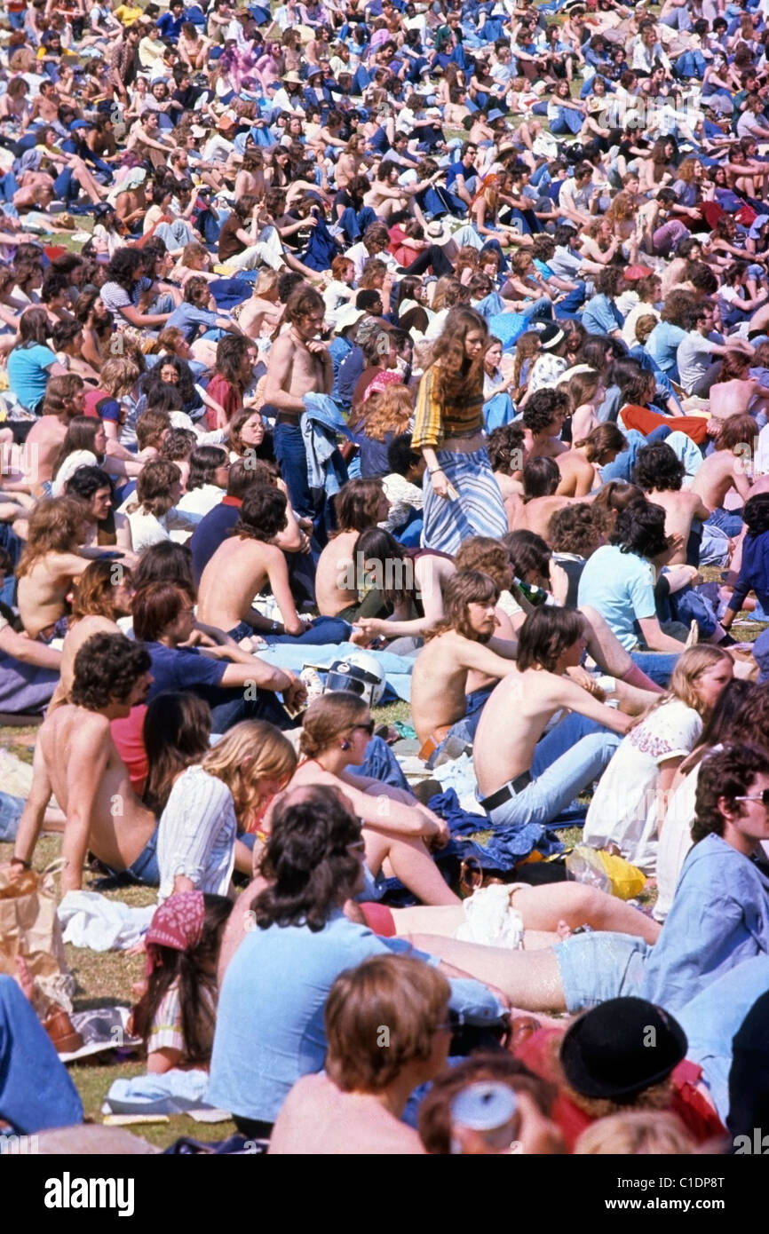 Archivfoto der 70er Jahre Menge junger Menschen 70er Jahre Mode entspannende Fans beim Roxy Music Garden Party Music Festival Sommerkonzert im Crystal Palace in South London England 1972 KATHY DEWITT Stockfoto