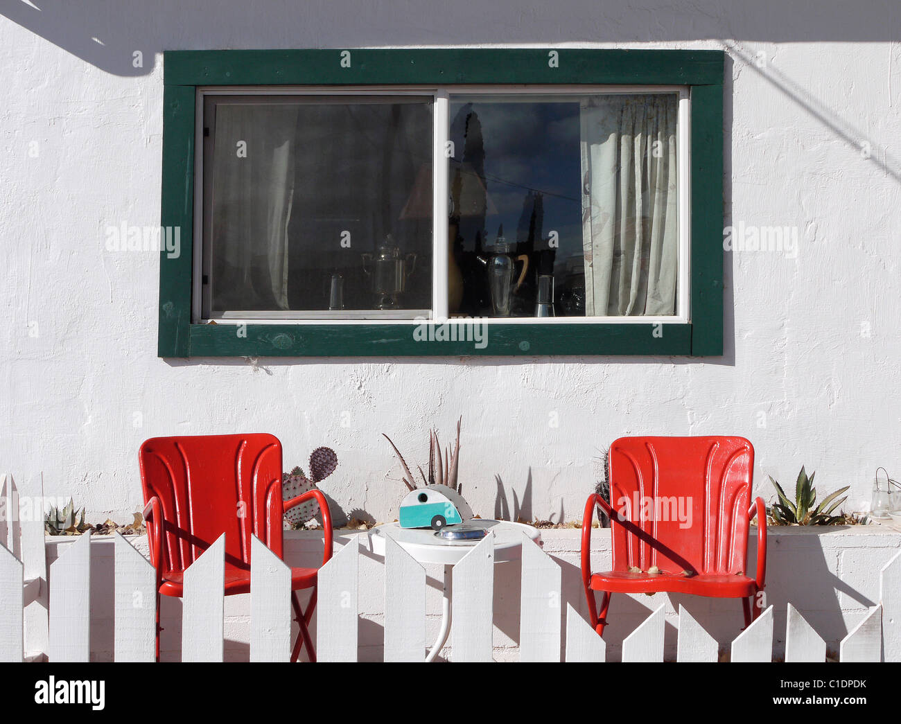 Rote Stühle von Fenster Stockfoto