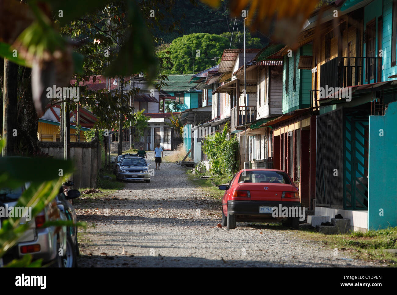 Häuser säumen eine unbefestigte Straße in einem Wohnviertel von Golfito, Costa Rica Stockfoto