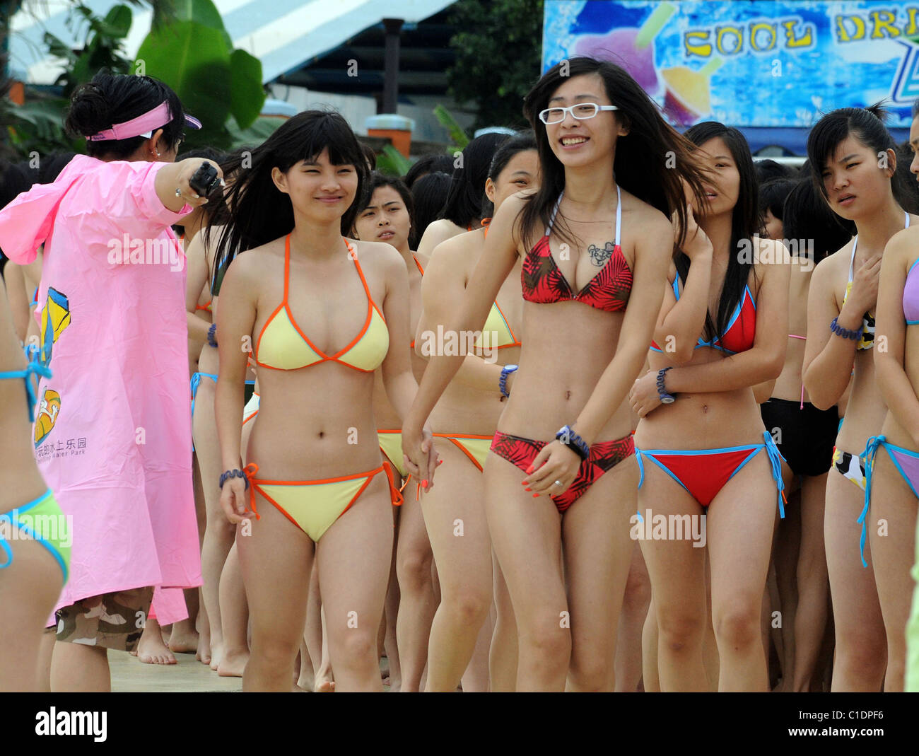 OLYM-PIC-SPIELE! Jahr ist etwas um Sie aufzumuntern... Fast 1.300 Bikini bekleideten Schönheiten feiern die bevorstehende Asian Games- Stockfoto