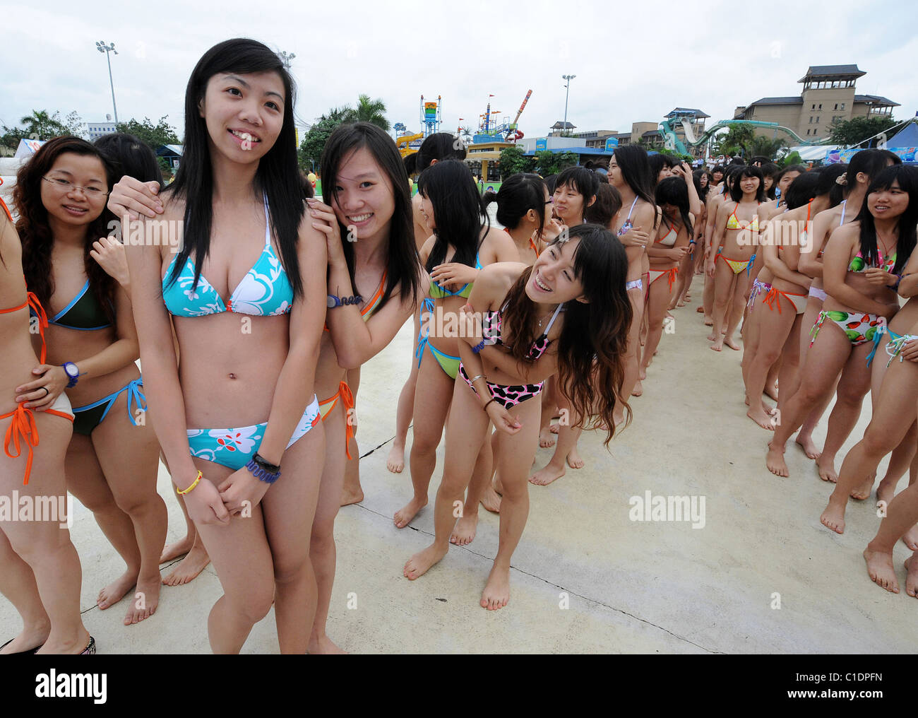 OLYM-PIC-SPIELE! Jahr ist etwas um Sie aufzumuntern... Fast 1.300 Bikini bekleideten Schönheiten feiern die bevorstehende Asian Games- Stockfoto