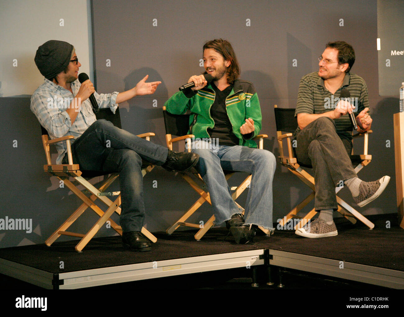 L, R: Gael Garcia, Diego Luna und Carlos Cuarón "treffen den Filmemacher" statt im Apple Store in Soho für den Film "Rudo Y Cursi" Stockfoto