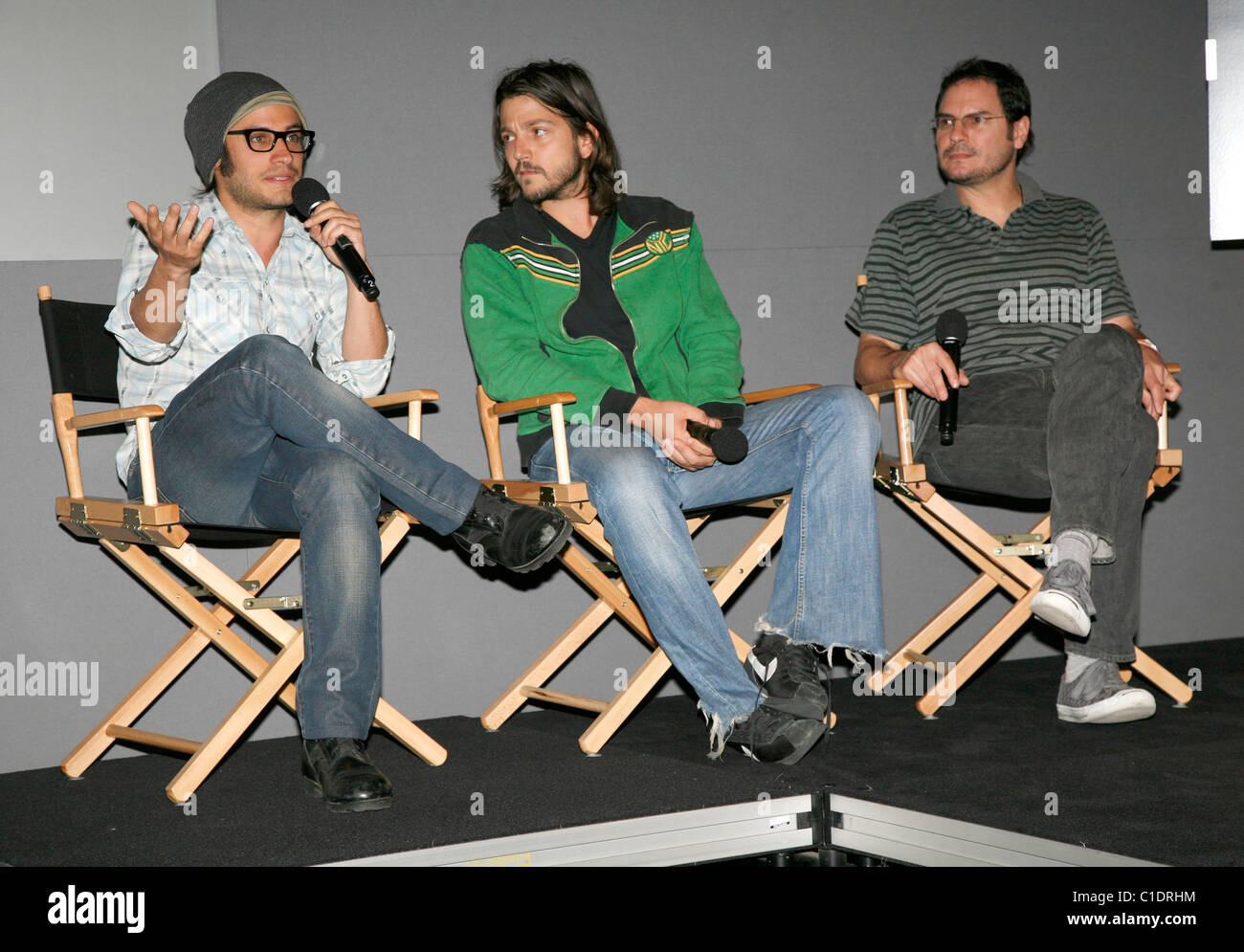 L, R: Gael Garcia, Diego Luna und Carlos Cuarón "treffen den Filmemacher" statt im Apple Store in Soho für den Film "Rudo Y Cursi" Stockfoto