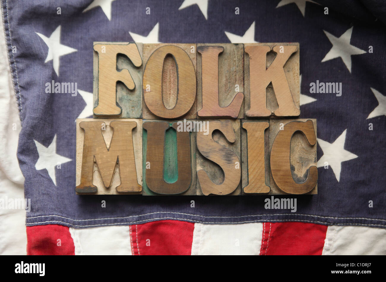 Geben Sie eine amerikanische Flagge mit den Worten Volksmusik in Altholz Stockfoto