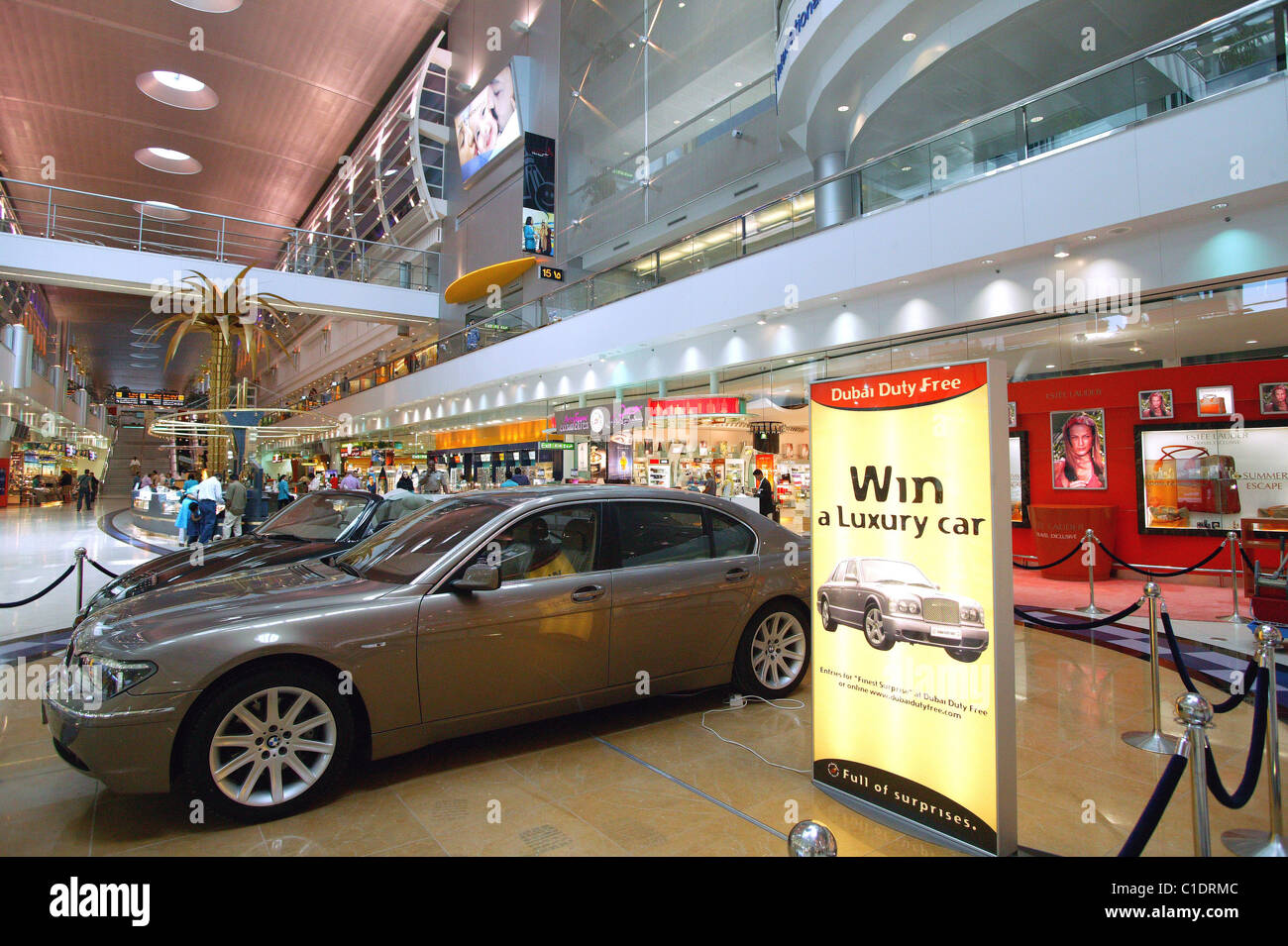 Vereinigte Arabische Emirate, Dubai, Free Shop am Flughafen: 4 Kilo Gold verkauft pro Tag & Luxus Autos gewann eine Lotterie einmal im Monat Stockfoto