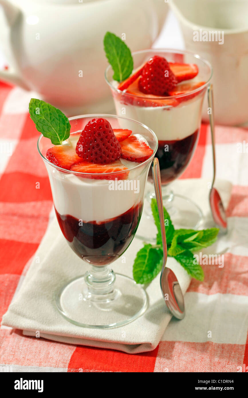 Joghurt mit Erdbeeren. Rezept zur Verfügung. Stockfoto